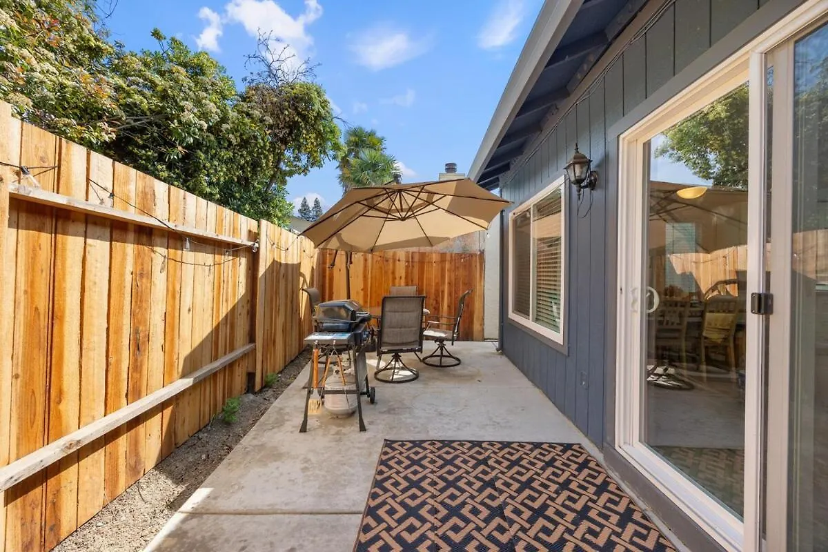 Modern Downtown Escape Sleeps 10 Vila Sacramento